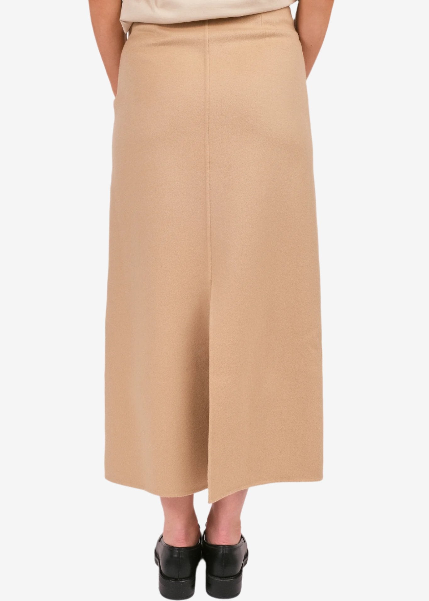 By Malene Birger Palomie skjørt i beige, med en nett passform og splitt bak, laget av 100% ull.