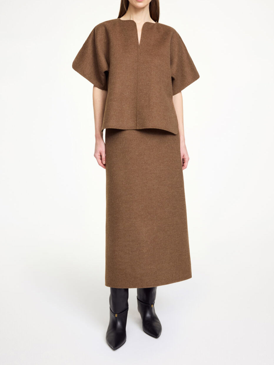 By Malene Birger Palomie skjørt i brun, med en nett passform og splitt bak, laget av 100% ull.