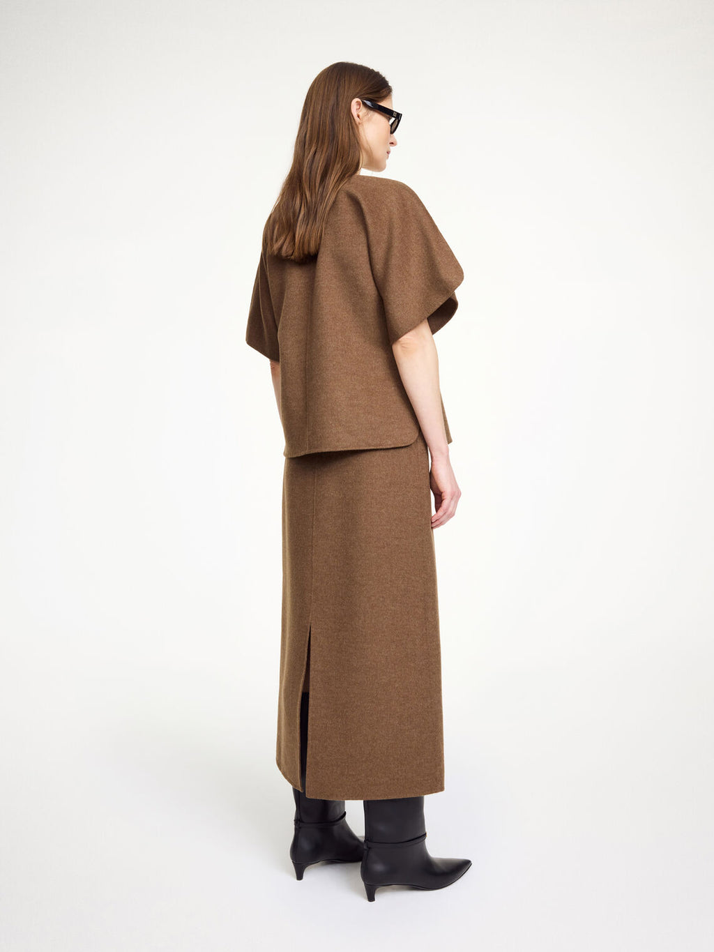 By Malene Birger Palomie skjørt i brun, med en nett passform og splitt bak, laget av 100% ull.