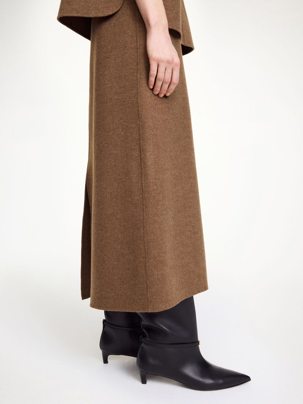 By Malene Birger Palomie skjørt i brun, med en nett passform og splitt bak, laget av 100% ull.