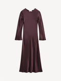 By Malene Birger Parisa maxikjole i lilla 100% silke med rund hals, trompet-ermer og handsydde bladdetaljer i ryggen.