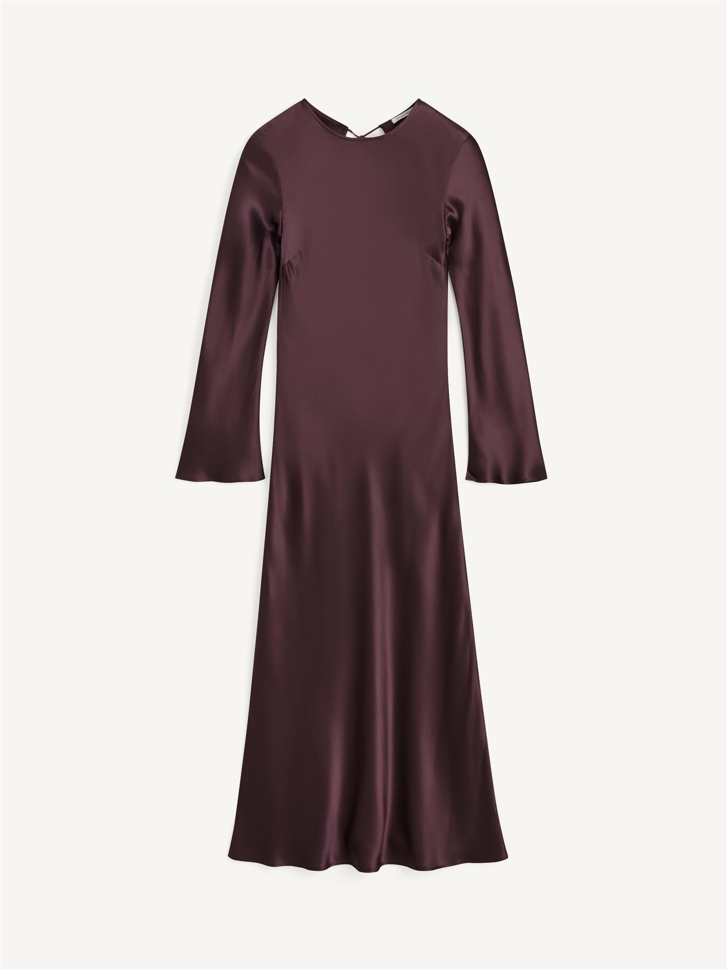 By Malene Birger Parisa maxikjole i lilla 100% silke med rund hals, trompet-ermer og handsydde bladdetaljer i ryggen.