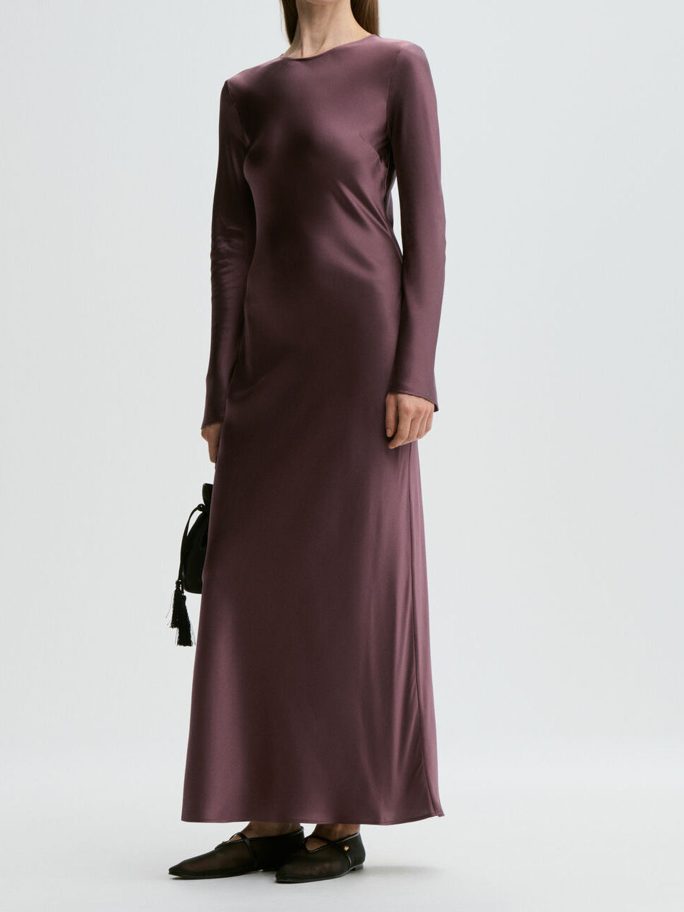 By Malene Birger Parisa maxikjole i lilla 100% silke med rund hals, trompet-ermer og handsydde bladdetaljer i ryggen.