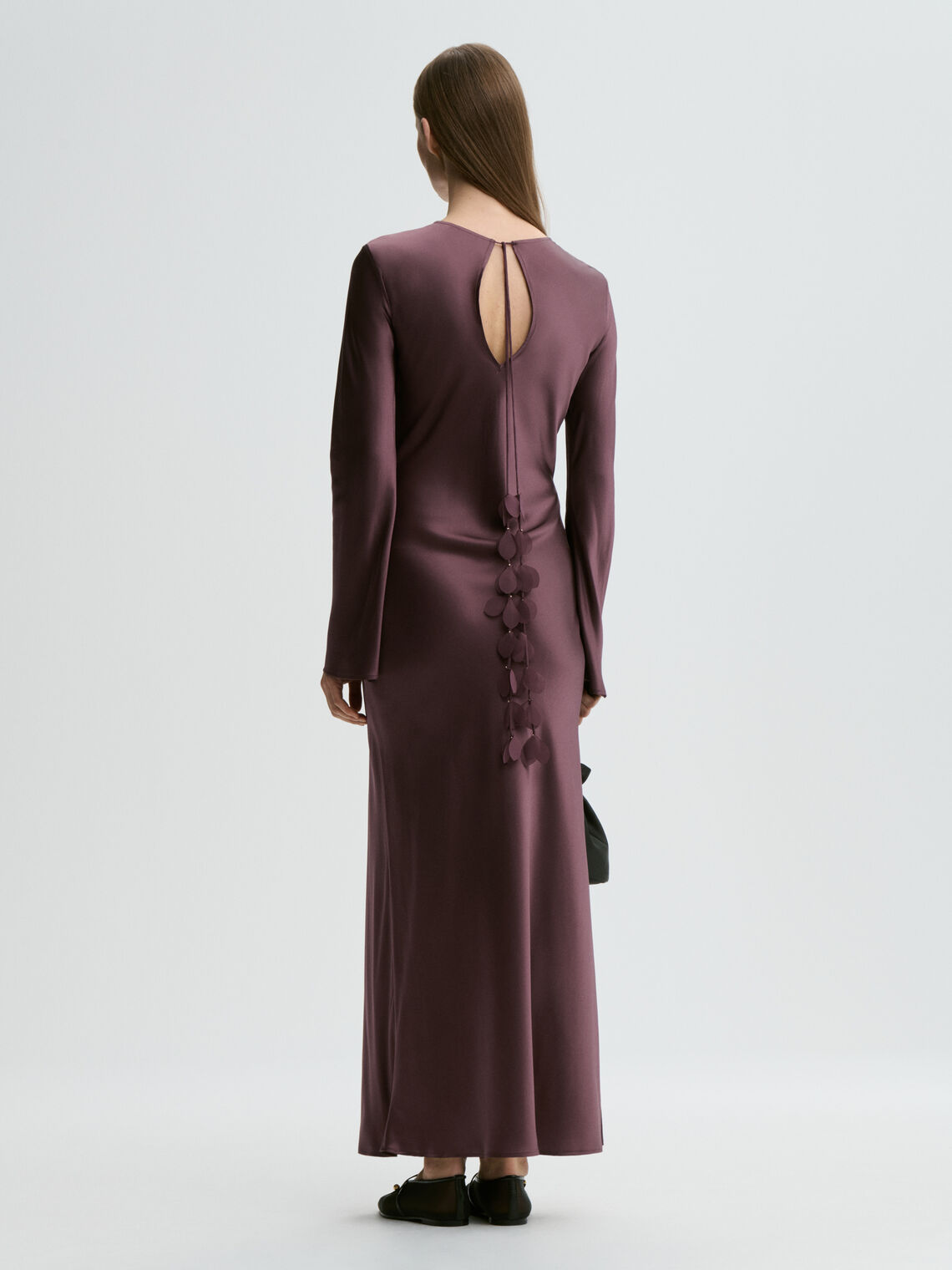 By Malene Birger Parisa maxikjole i lilla 100% silke med rund hals, trompet-ermer og handsydde bladdetaljer i ryggen.