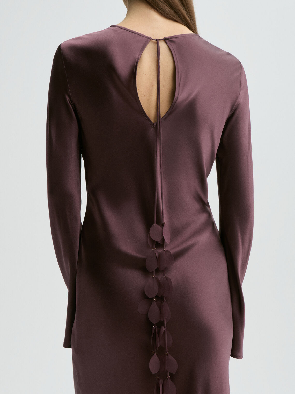 By Malene Birger Parisa maxikjole i lilla 100% silke med rund hals, trompet-ermer og handsydde bladdetaljer i ryggen.