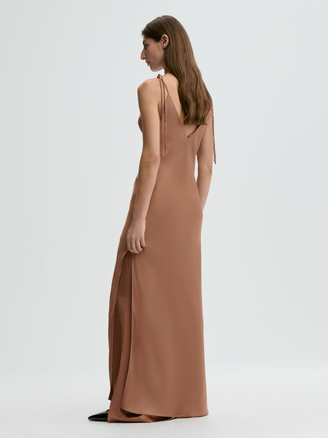 PASCALE fotsid satengkjole fra By Malene Birger i fargen brun, laget i acetat og polyester.