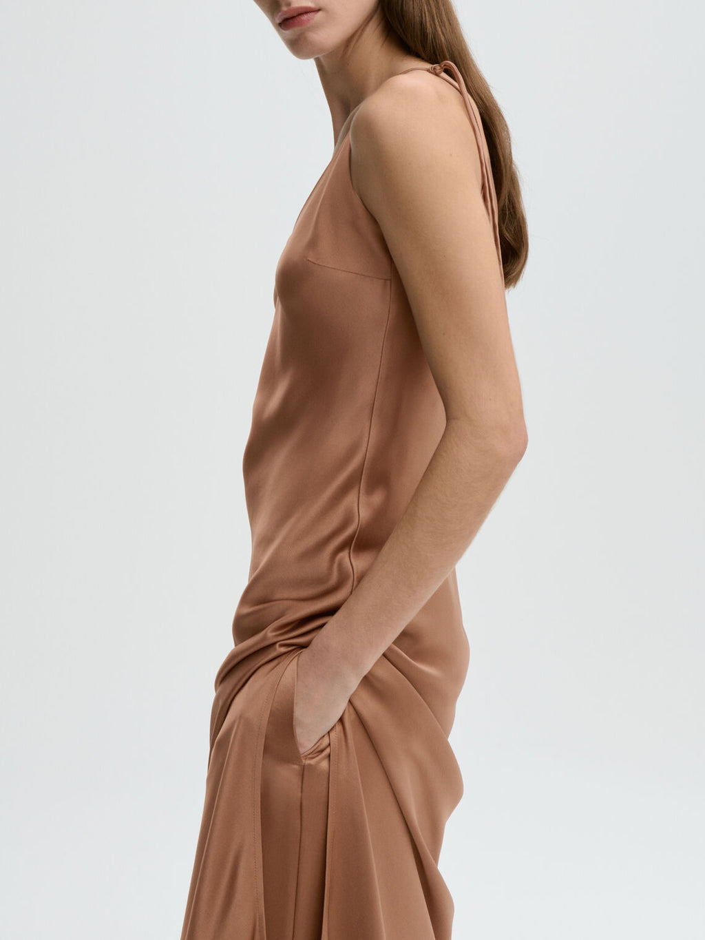 PASCALE fotsid satengkjole fra By Malene Birger i fargen brun, laget i acetat og polyester.