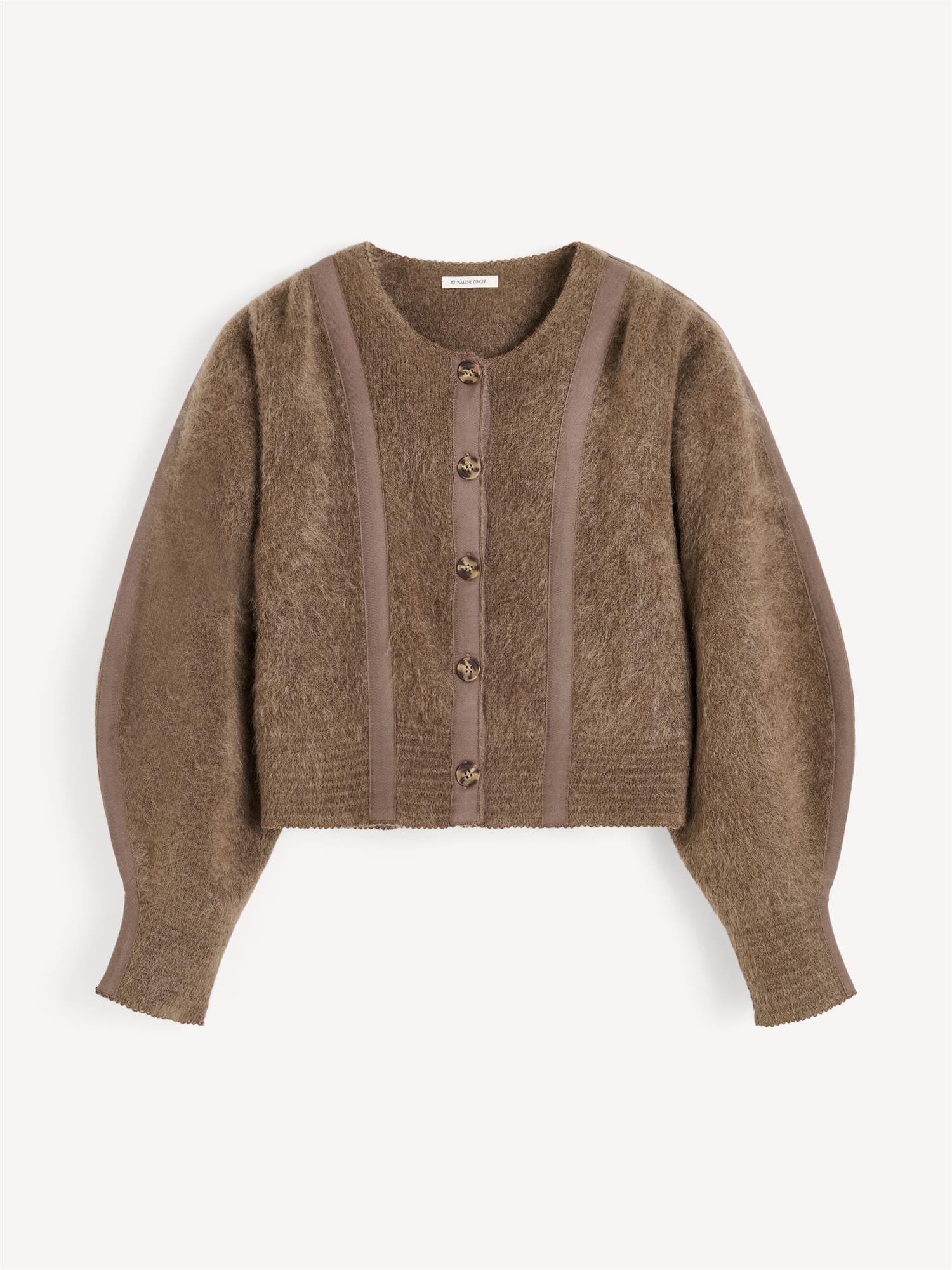 Brun cardigan med klassisk snitt og knapper – By Malene Birger