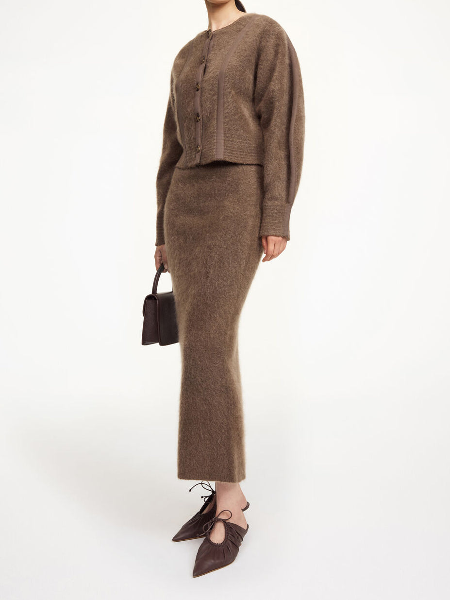 Brun cardigan med klassisk snitt og knapper – By Malene Birger