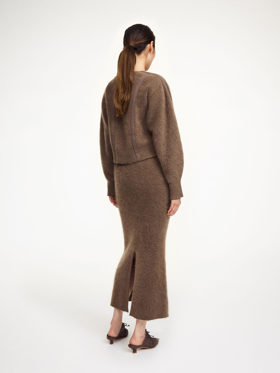Brun cardigan med klassisk snitt og knapper – By Malene Birger
