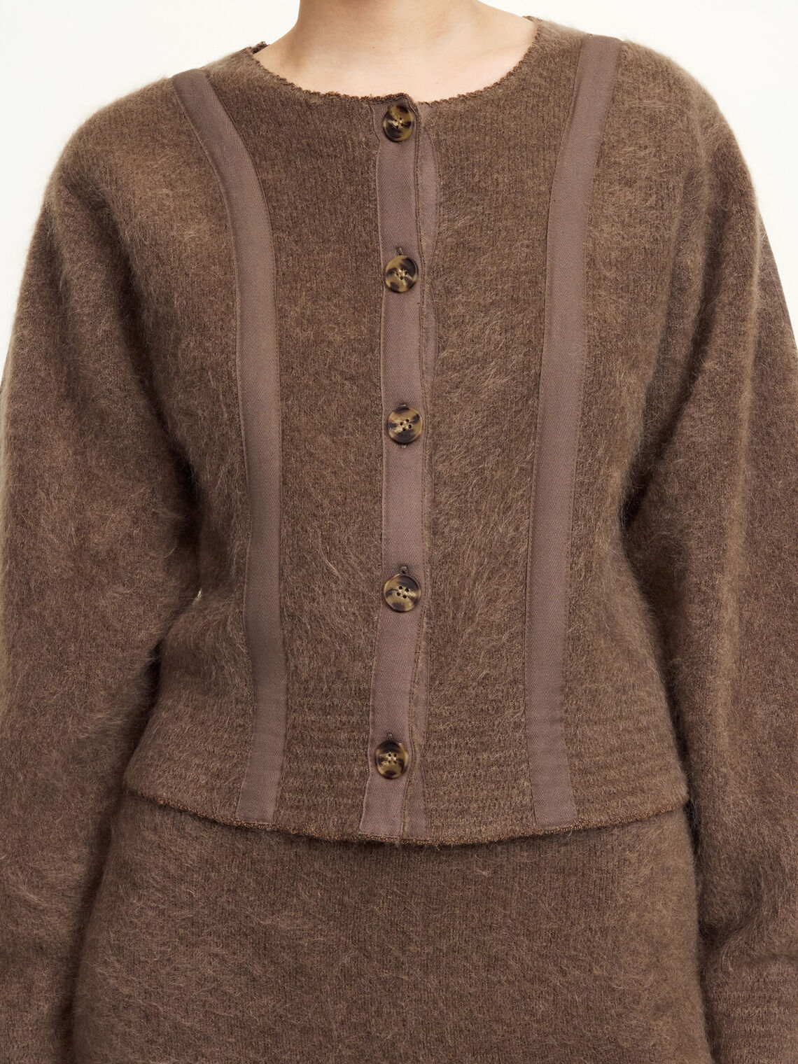 Brun cardigan med klassisk snitt og knapper – By Malene Birger
