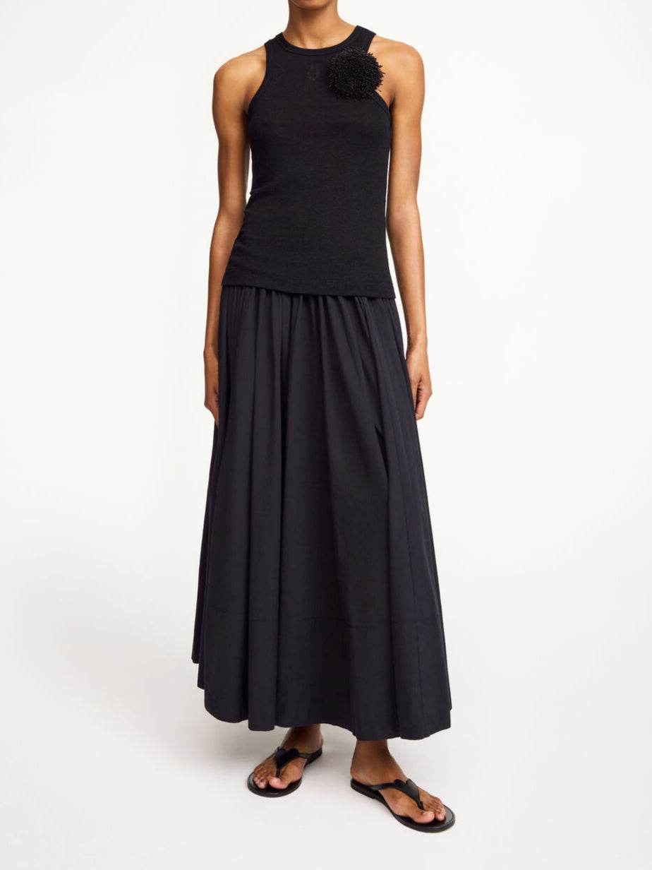 By Malene Birger Pheo maxi-skjørt i sort, laget av 100% organisk bomull, med strikk i livet og en voluminøs A-form.