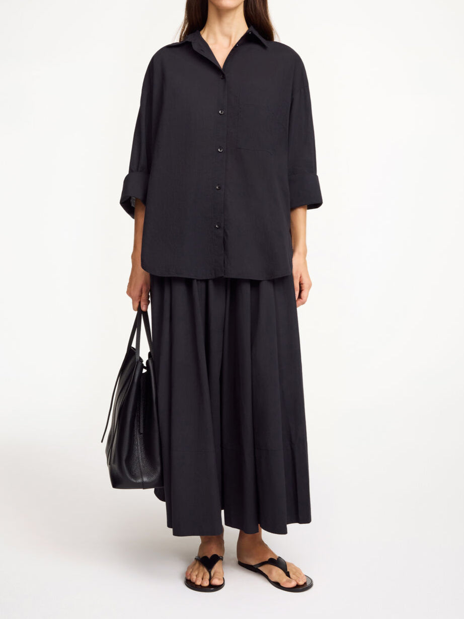 By Malene Birger Pheo maxi-skjørt i sort, laget av 100% organisk bomull, med strikk i livet og en voluminøs A-form.