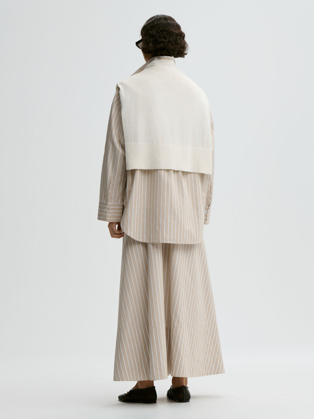 By Malene Birger Pheobes beige midi-skjørt, baksidedetalj med strikk i livet.