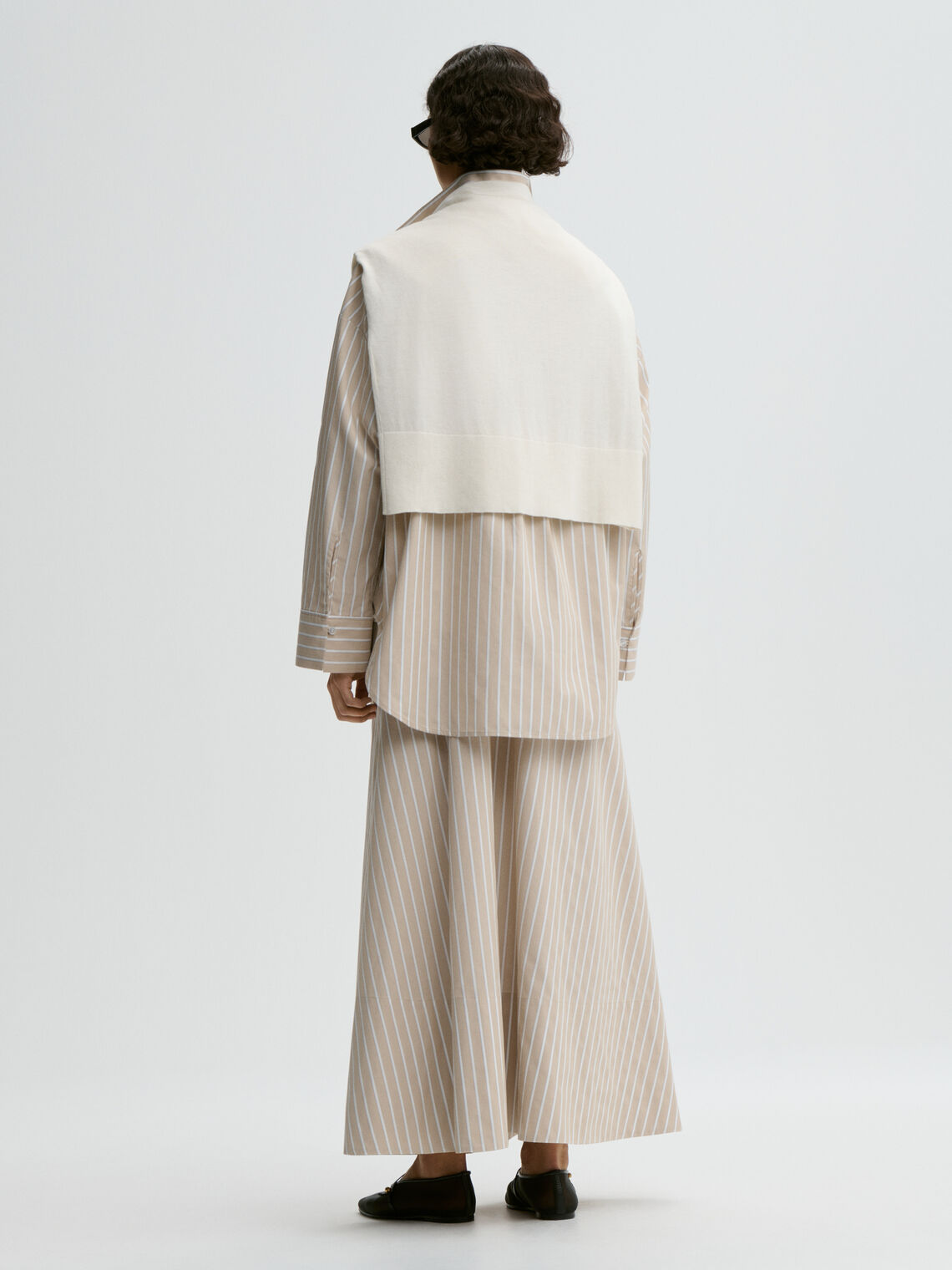 By Malene Birger Pheobes beige midi-skjørt, baksidedetalj med strikk i livet.