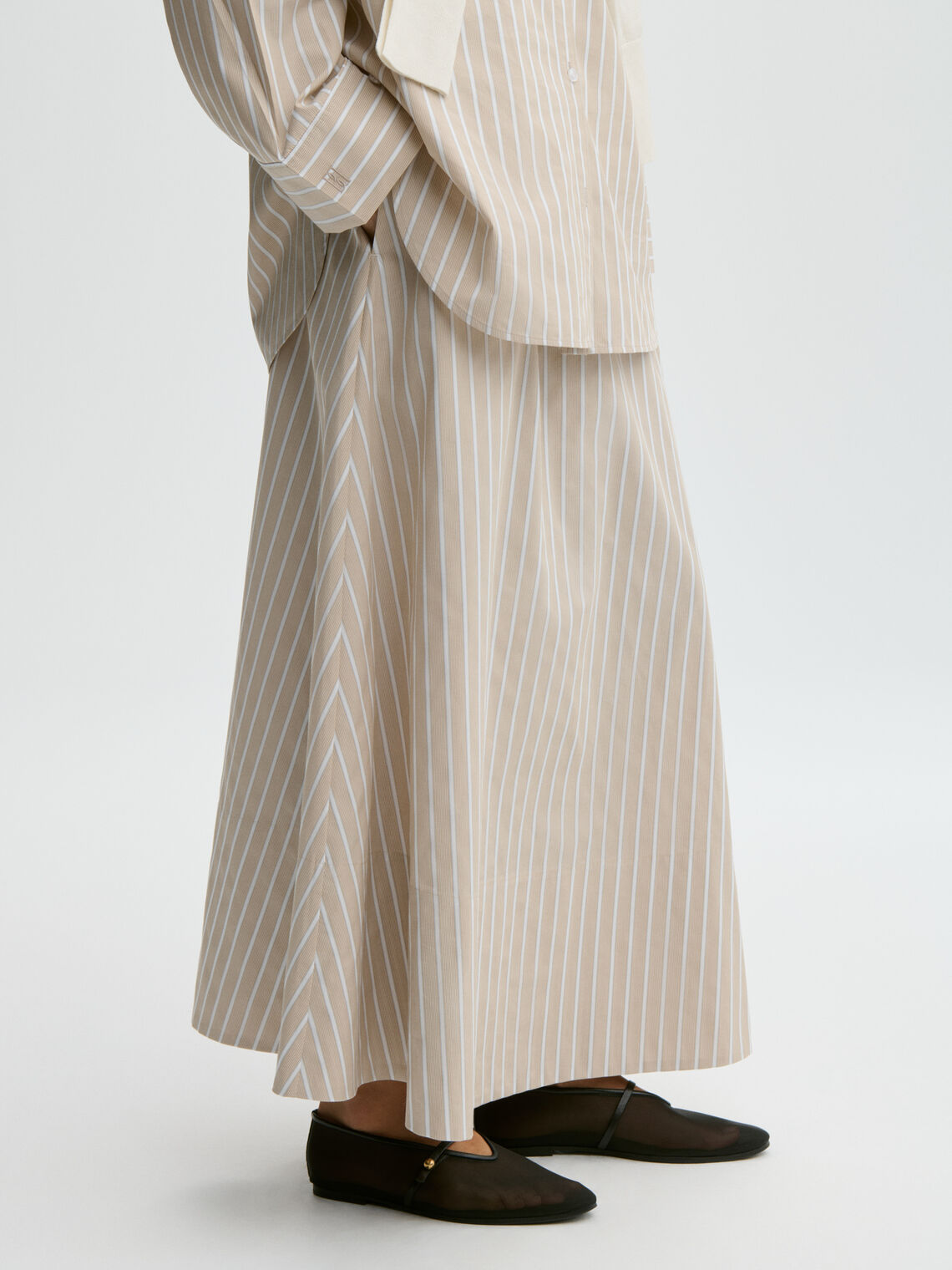 By Malene Birger Pheobes beige bomullsskjørt, detalj av strikk i livet og A-formet fall.