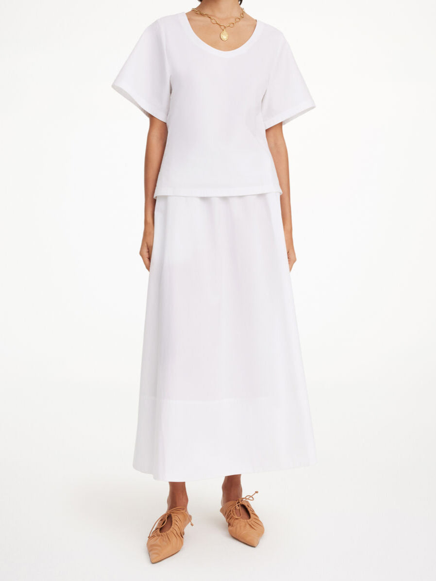 By Malene Birger Pheobes bomullsskjørt i hvit, med strikk i midjen og en A-formet silhuett, laget av 100% organisk bomull.