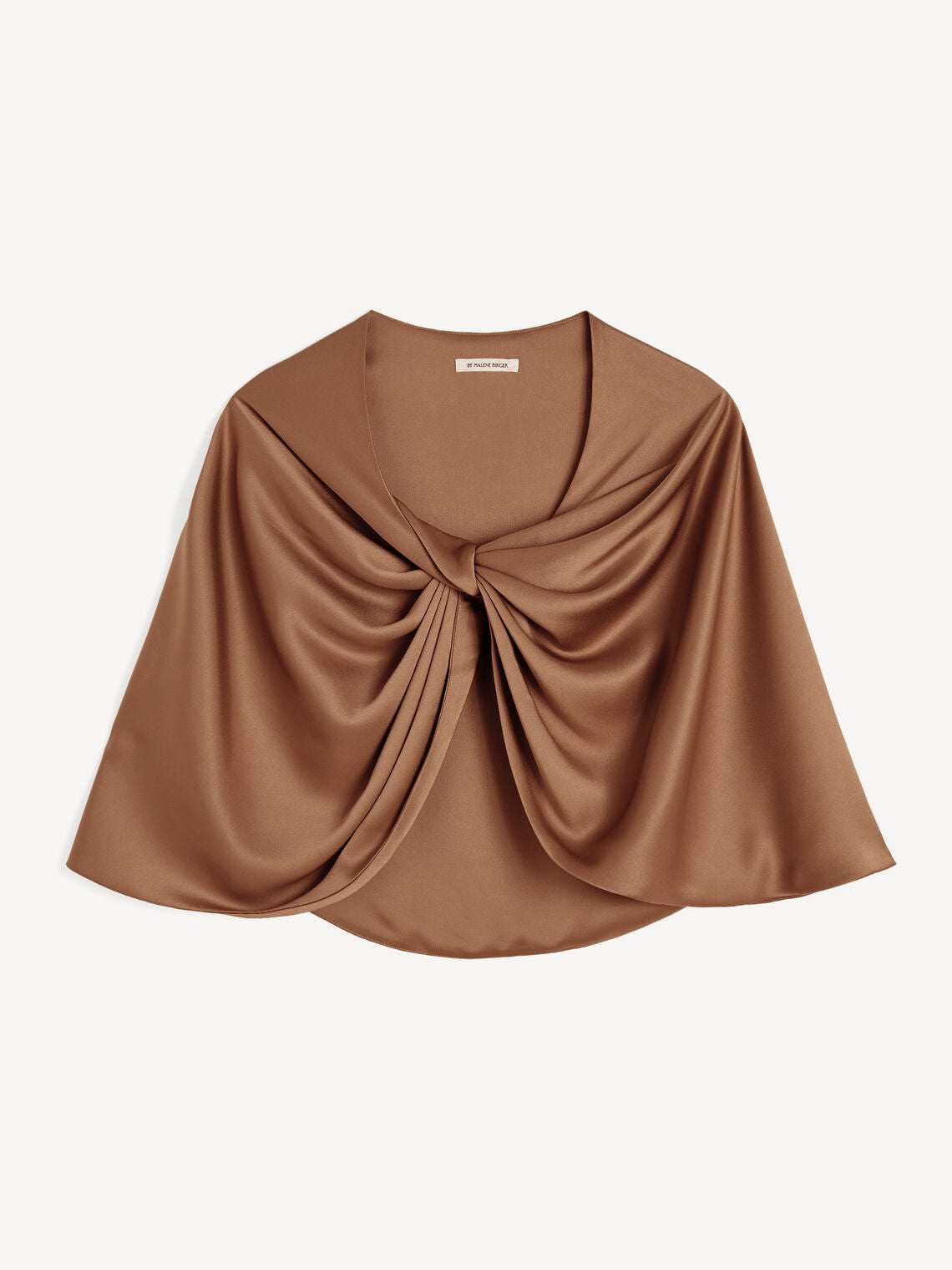 By Malene Birger PINLOS cape i brun materiale med Signatur Flower-print. Rund halsringning og lange elegante fallende linjer.