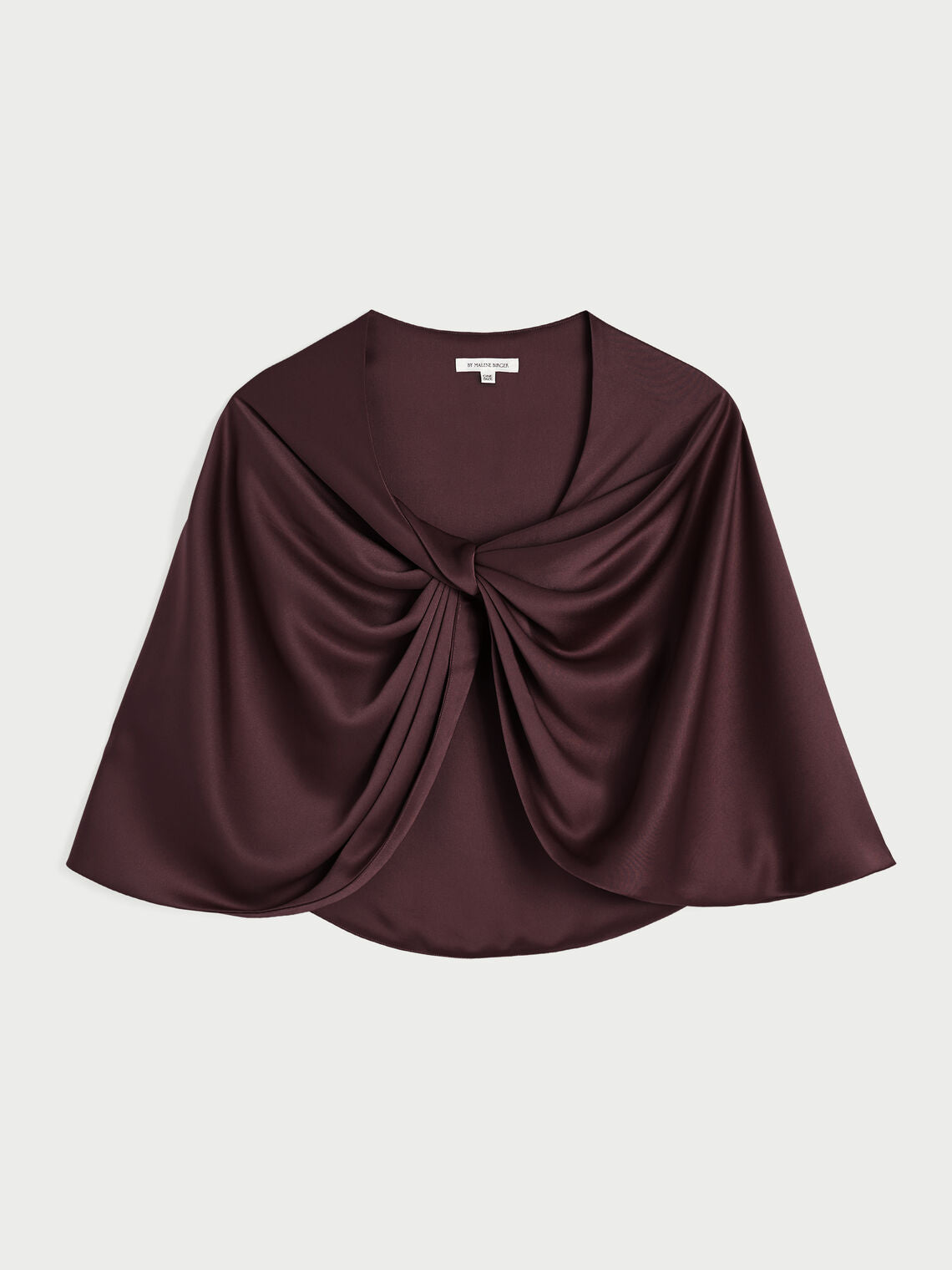 By Malene Birger PINLOS cape i lilla materiale med Signatur Flower-print. Rund halsringning og lange elegante fallende linjer.