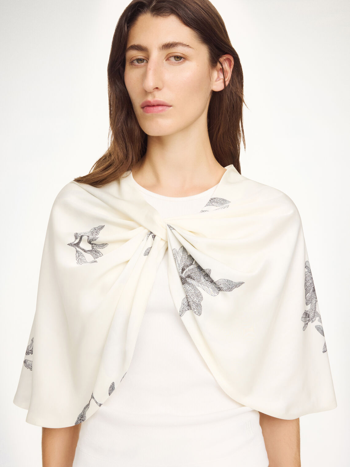 By Malene Birger Pinlos cape med mønster, laget av acetat og polyester, med knutedetaljer og et luksuriøst satengkvalitet.