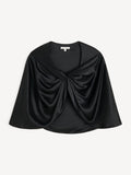 By Malene Birger PINLOS cape i sort materiale med Signatur Flower-print. Rund halsringning og lange fallende linjer.