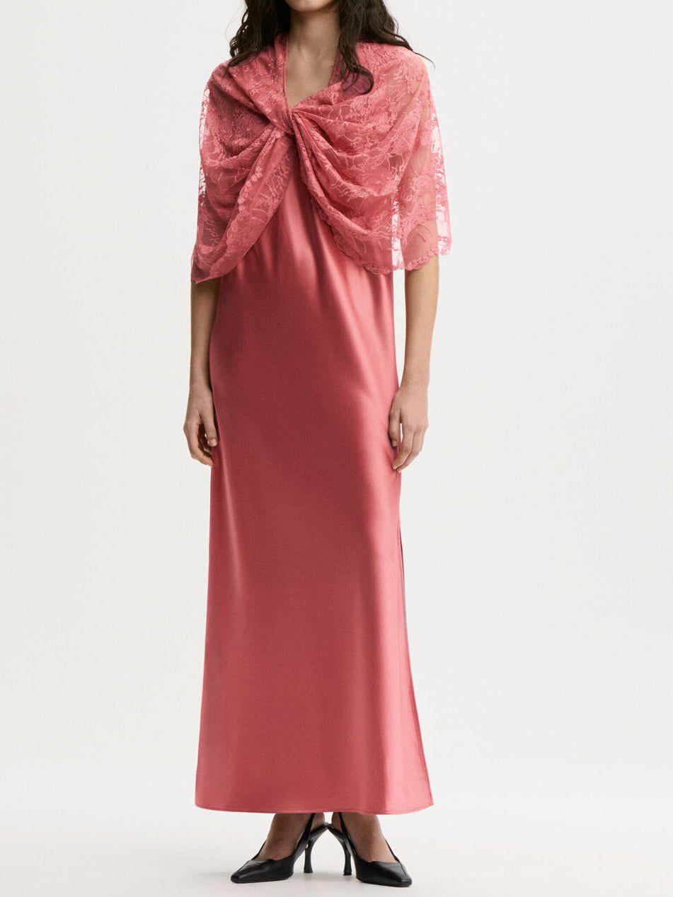 By Malene Birger PINLOS LACE cape i rosa med blondedetaljer og Signatur Flower-print. Elegant og lett tekstur med feminine kanter.