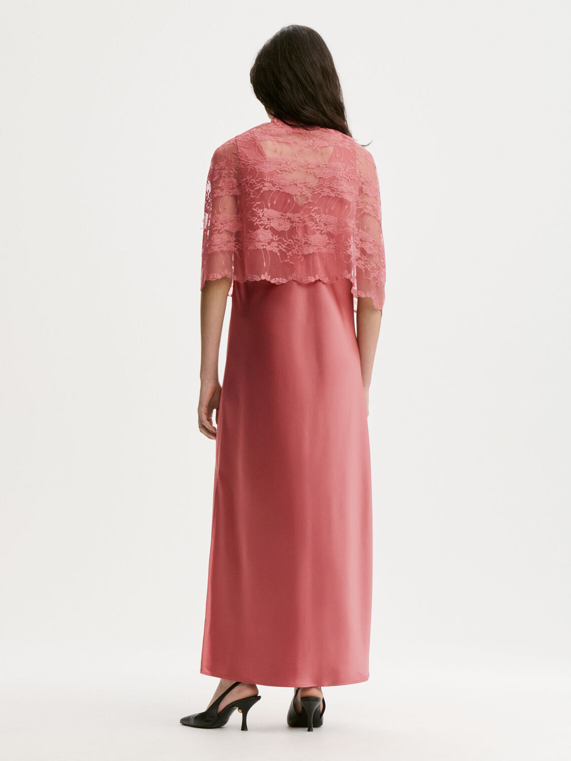 By Malene Birger PINLOS LACE cape i rosa med blondedetaljer og Signatur Flower-print. Elegant og lett tekstur med feminine kanter.