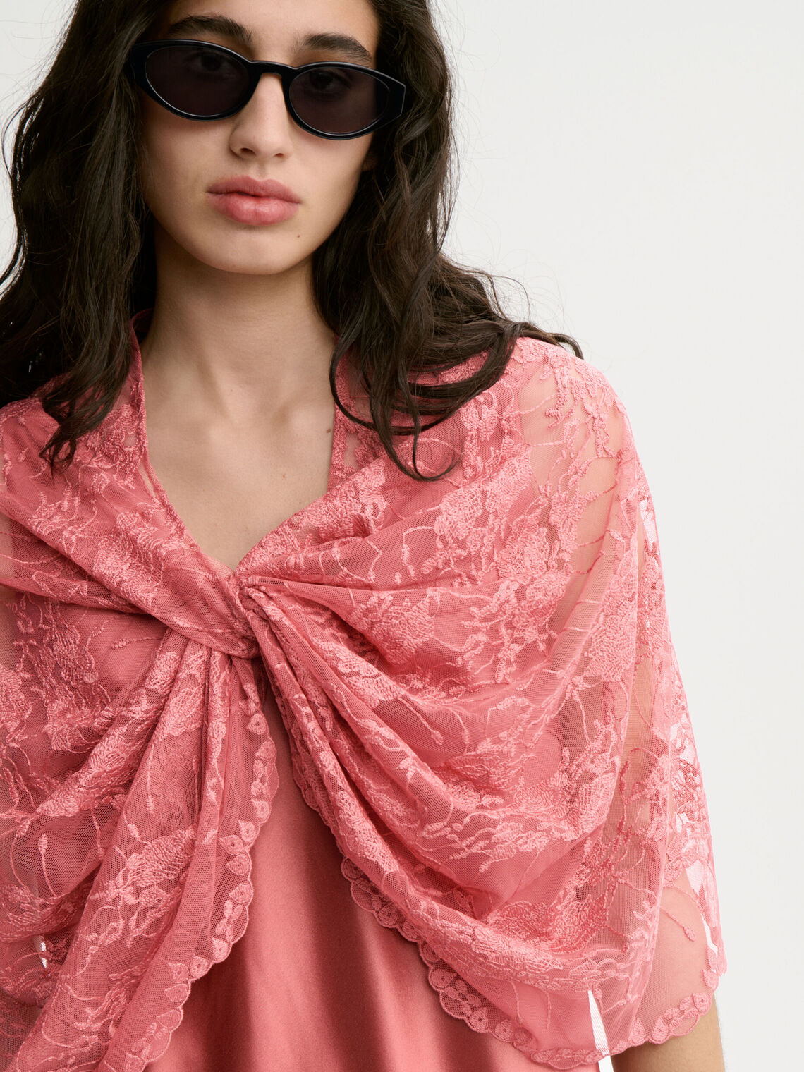By Malene Birger PINLOS LACE cape i rosa med blondedetaljer og Signatur Flower-print. Elegant og lett tekstur med feminine kanter.