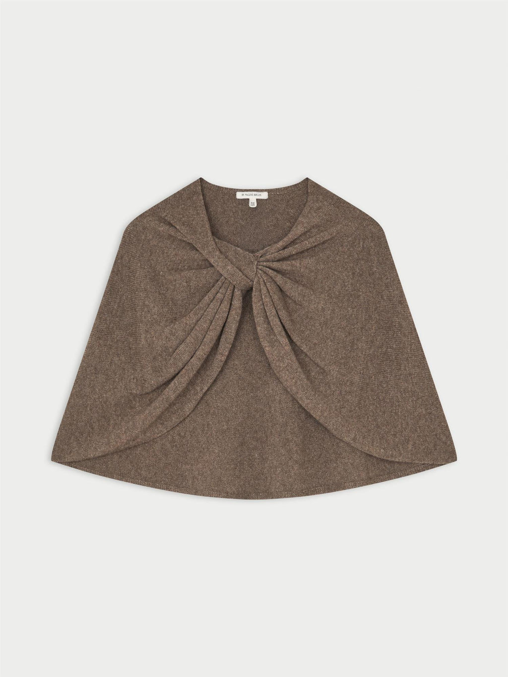 PINNE cape fra By Malene Birger i fargen brun, laget i 75% merinoull og 25% yak. Knytedetalj i front som kan brukes foran, på siden eller bak.