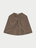 PINNE cape fra By Malene Birger i fargen brun, laget i 75% merinoull og 25% yak. Knytedetalj i front som kan brukes foran, på siden eller bak.
