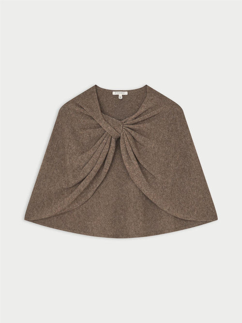 PINNE cape fra By Malene Birger i fargen brun, laget i 75% merinoull og 25% yak. Knytedetalj i front som kan brukes foran, på siden eller bak.