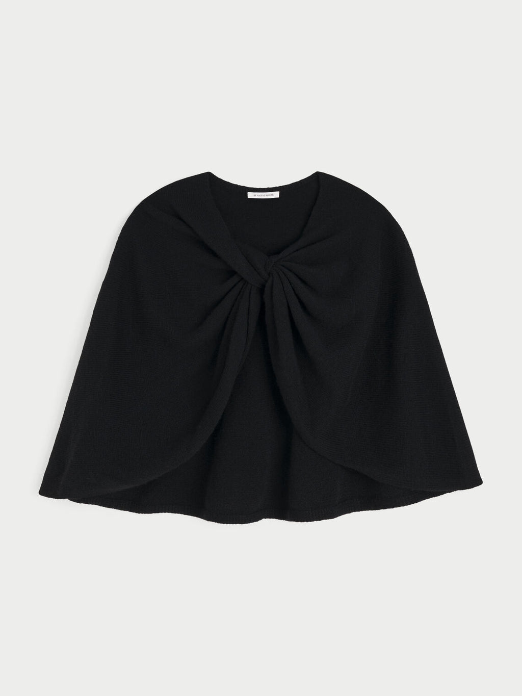 PINNE cape fra By Malene Birger i fargen sort, laget i 75% merinoull og 25% yak. Knytedetalj i front som kan brukes foran, på siden eller bak.