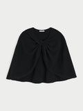 PINNE cape fra By Malene Birger i fargen sort, laget i 75% merinoull og 25% yak. Knytedetalj i front som kan brukes foran, på siden eller bak.