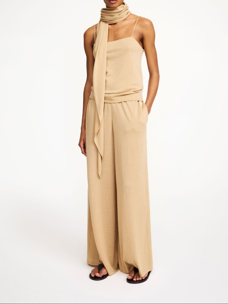 By Malene Birger Piscata bukse i beige, med vide ben og justerbar snøring i midjen, laget av en blanding av lyocell, ull og silke.