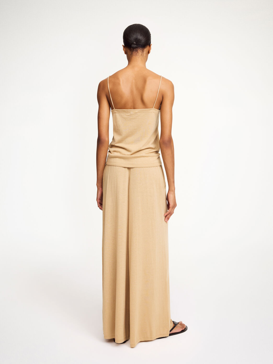 By Malene Birger Piscata bukse i beige, med vide ben og justerbar snøring i midjen, laget av en blanding av lyocell, ull og silke.