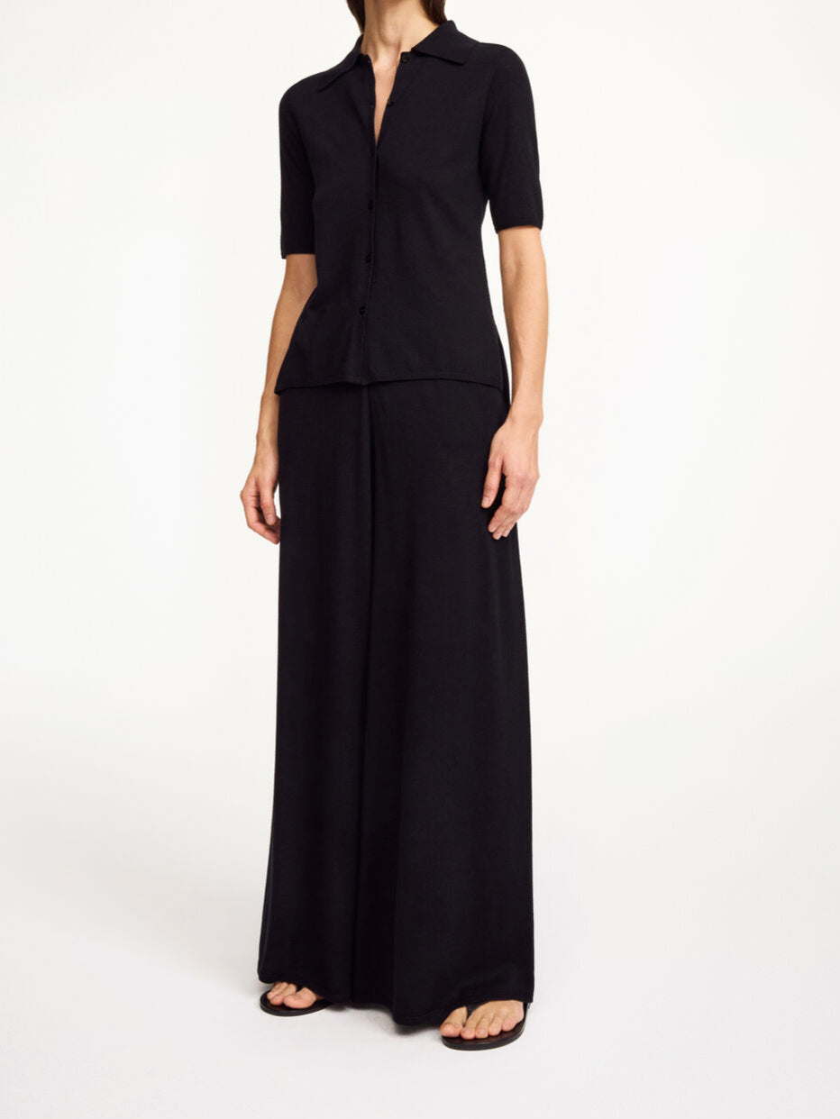 By Malene Birger Piscata bukse i sort, med vide ben og justerbar snøring i midjen, laget av en blanding av lyocell, ull og silke.