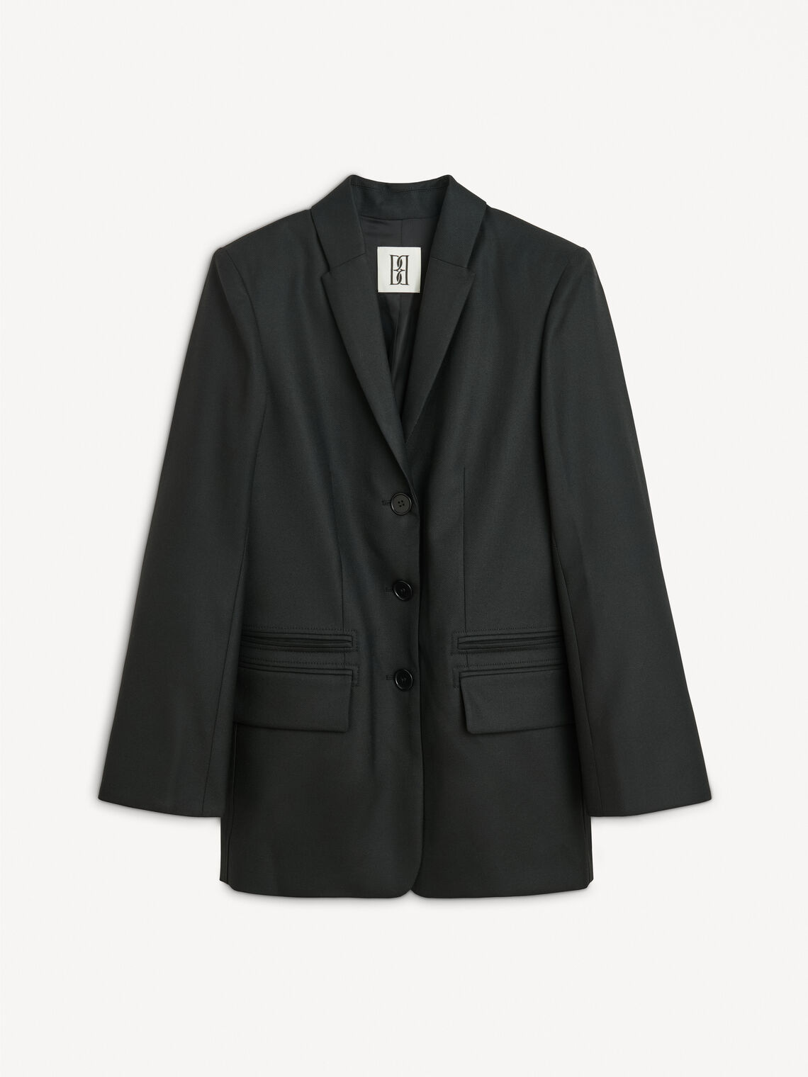 By Malene Birger Porter blazer i sort, med et feminint og klassisk snitt.