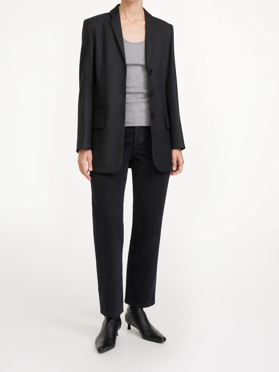 By Malene Birger Porter blazer i sort, med et feminint og klassisk snitt.