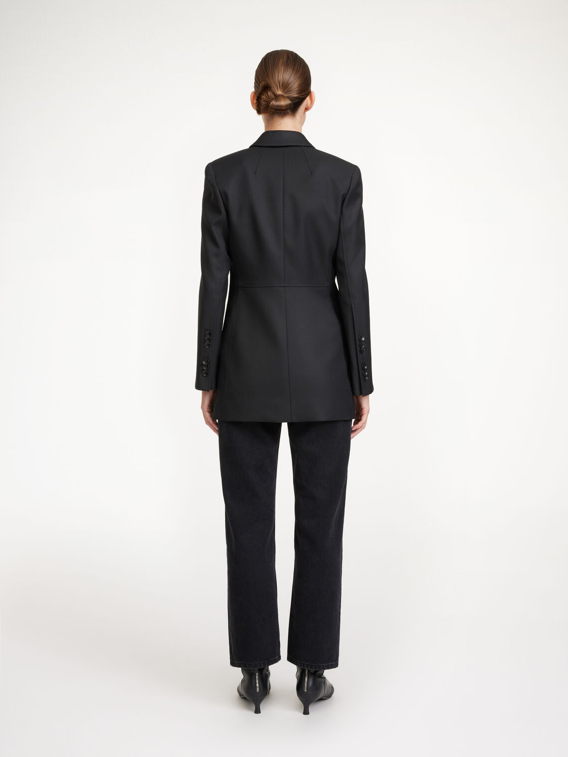 By Malene Birger Porter blazer i sort, med et feminint og klassisk snitt.