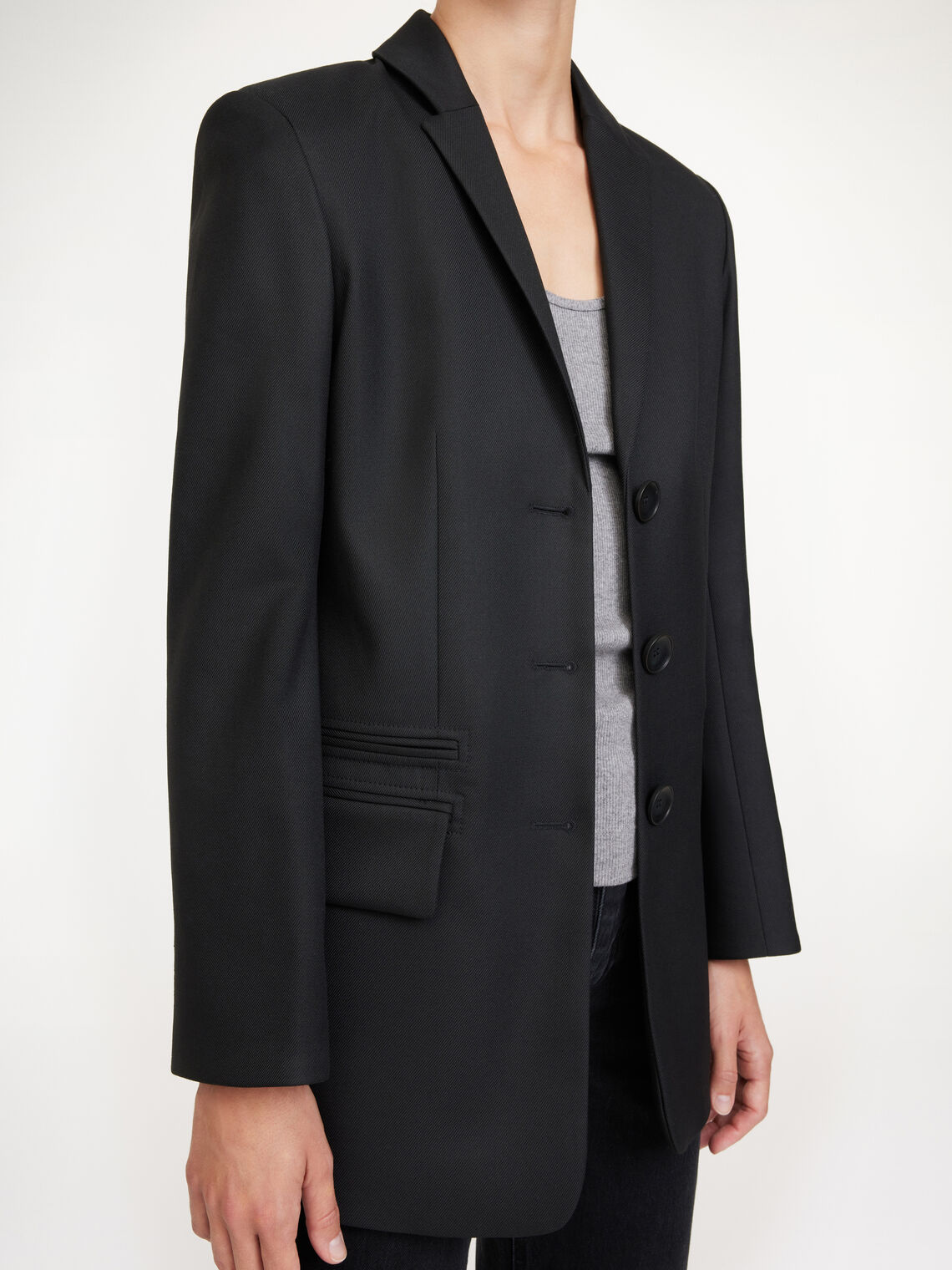 By Malene Birger Porter blazer i sort, med et feminint og klassisk snitt.