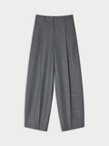 POVILANNA dressbukse fra By Malene Birger i fargen mørkegrå, laget i 69% resirkulert polyester, 30% viskose og 1% elastan. Skreddersydd look med høyt liv, legg i front og kongleformet passform.