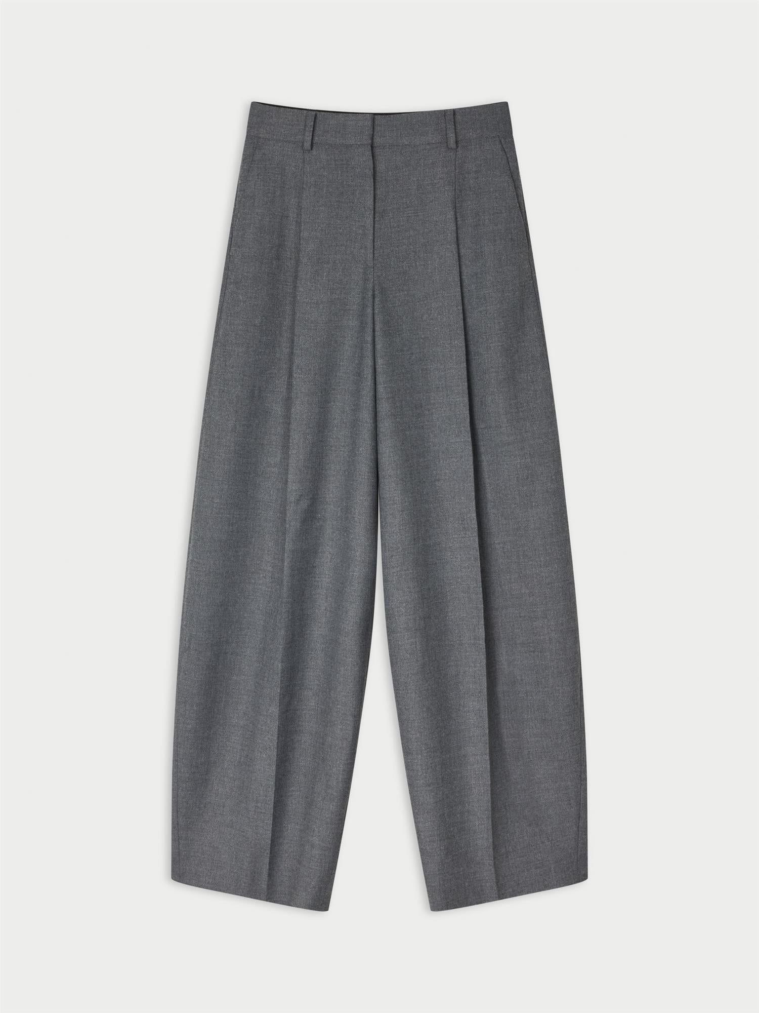 POVILANNA dressbukse fra By Malene Birger i fargen mørkegrå, laget i 69% resirkulert polyester, 30% viskose og 1% elastan. Skreddersydd look med høyt liv, legg i front og kongleformet passform.