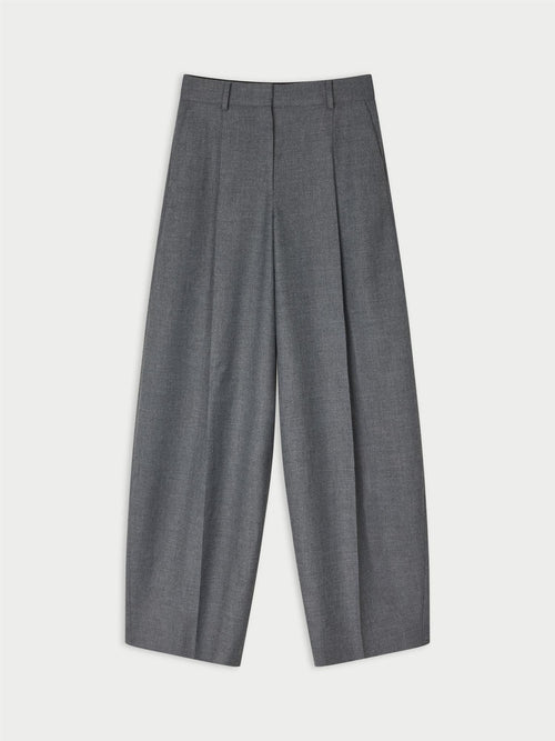 POVILANNA dressbukse fra By Malene Birger i fargen mørkegrå, laget i 69% resirkulert polyester, 30% viskose og 1% elastan. Skreddersydd look med høyt liv, legg i front og kongleformet passform.