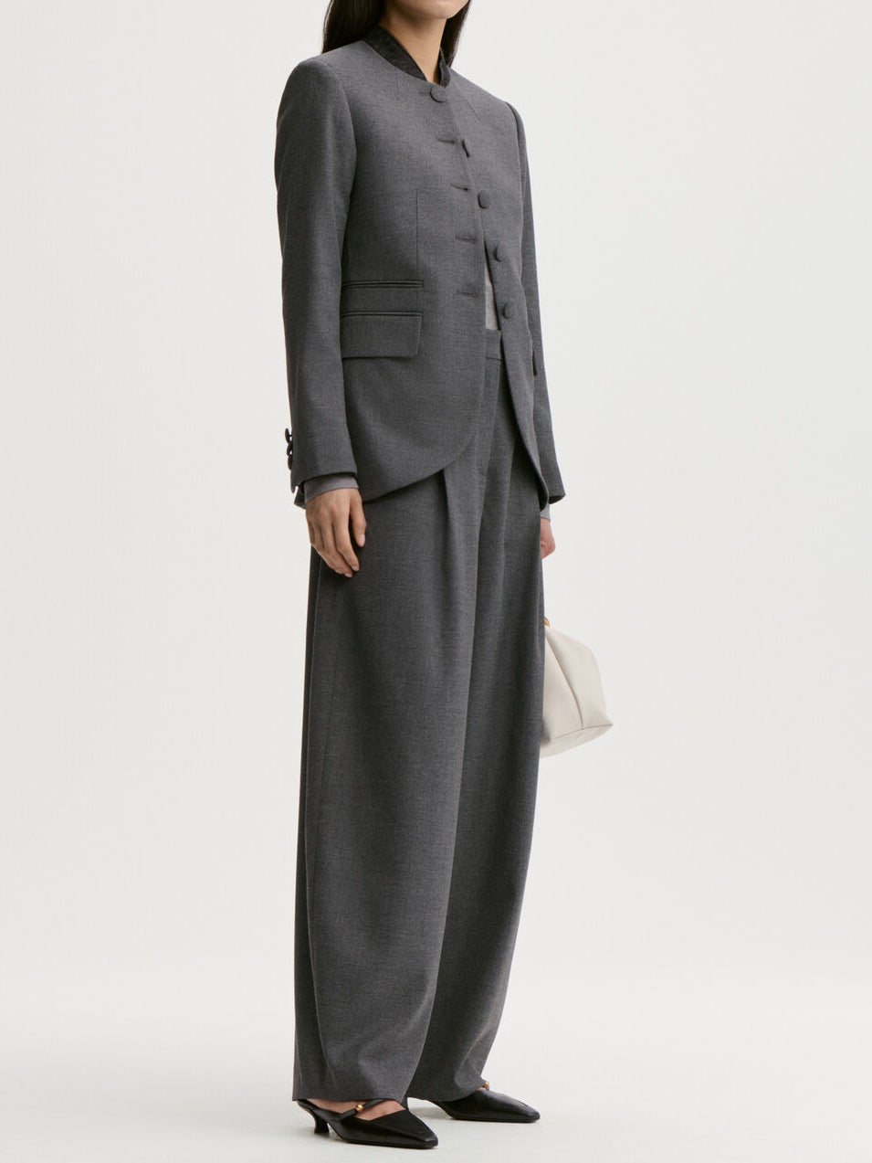 POVILANNA dressbukse fra By Malene Birger i fargen mørkegrå, laget i 69% resirkulert polyester, 30% viskose og 1% elastan. Skreddersydd look med høyt liv, legg i front og kongleformet passform.