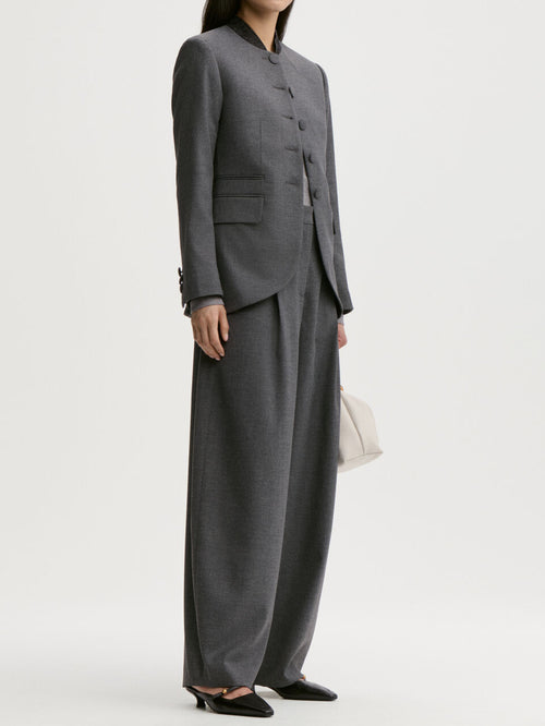 POVILANNA dressbukse fra By Malene Birger i fargen mørkegrå, laget i 69% resirkulert polyester, 30% viskose og 1% elastan. Skreddersydd look med høyt liv, legg i front og kongleformet passform.