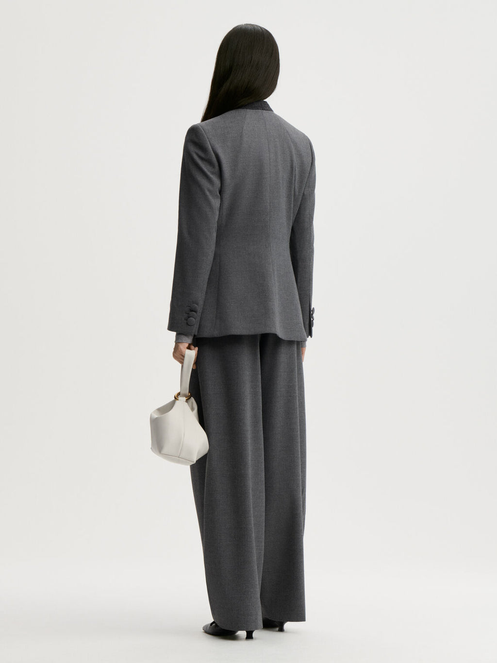 POVILANNA dressbukse fra By Malene Birger i fargen mørkegrå, laget i 69% resirkulert polyester, 30% viskose og 1% elastan. Skreddersydd look med høyt liv, legg i front og kongleformet passform.