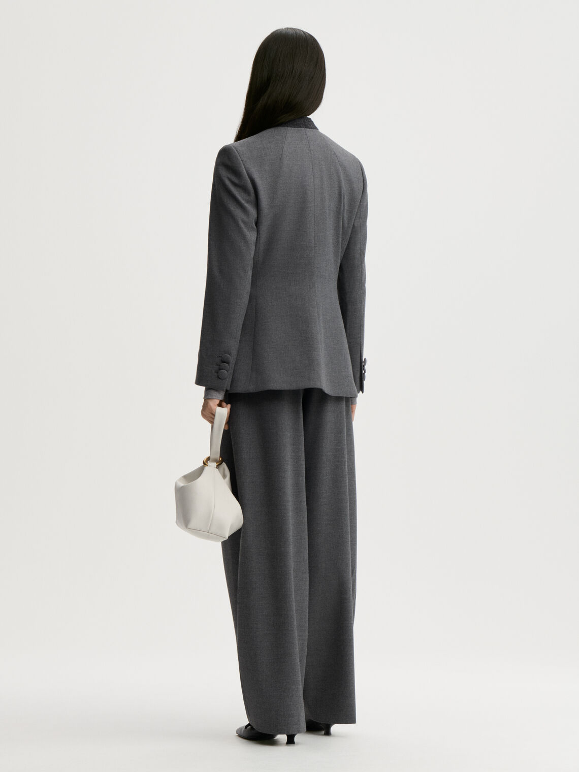 POVILANNA dressbukse fra By Malene Birger i fargen mørkegrå, laget i 69% resirkulert polyester, 30% viskose og 1% elastan. Skreddersydd look med høyt liv, legg i front og kongleformet passform.