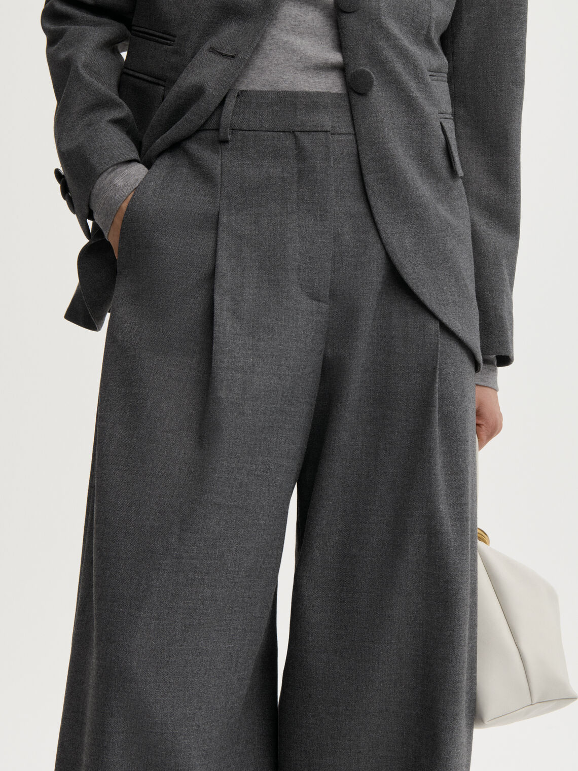POVILANNA dressbukse fra By Malene Birger i fargen mørkegrå, laget i 69% resirkulert polyester, 30% viskose og 1% elastan. Skreddersydd look med høyt liv, legg i front og kongleformet passform.