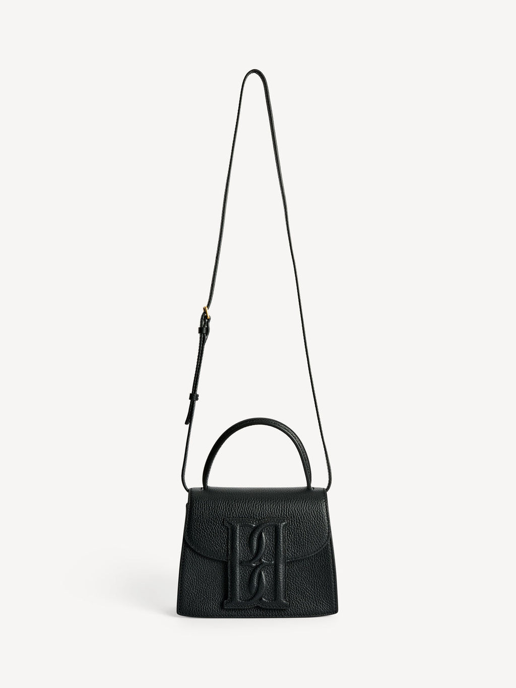 RAMIL veske fra By Malene Birger i fargen sort, laget i strukturert skinn med monogram-motiv i front og justerbar skulderreim.