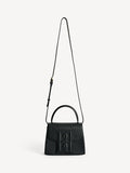RAMIL veske fra By Malene Birger i fargen sort, laget i strukturert skinn med monogram-motiv i front og justerbar skulderreim.